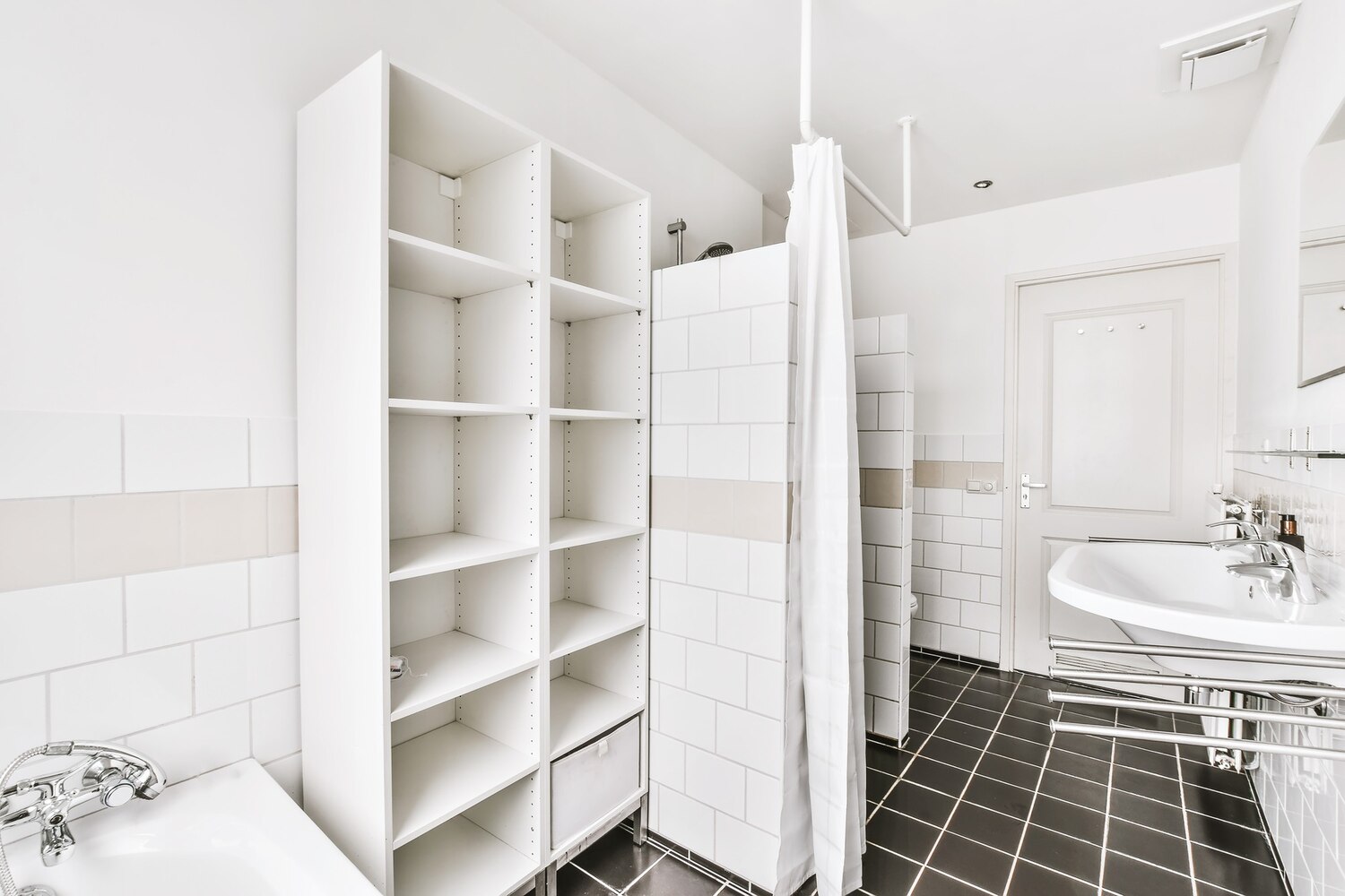 Akord – Szafki łazienkowe – Funkcjonalność spotyka nowoczesny design